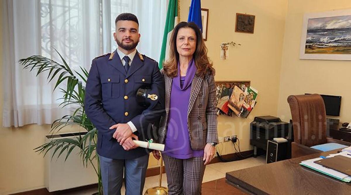Prefetto di Rimini elogia l'Agente Antonio Carella per il suo coraggioso salvataggio in mare - Il Prefetto Rosa Maria Padovano e l'agente della Polizia di Stato Antonio Carella