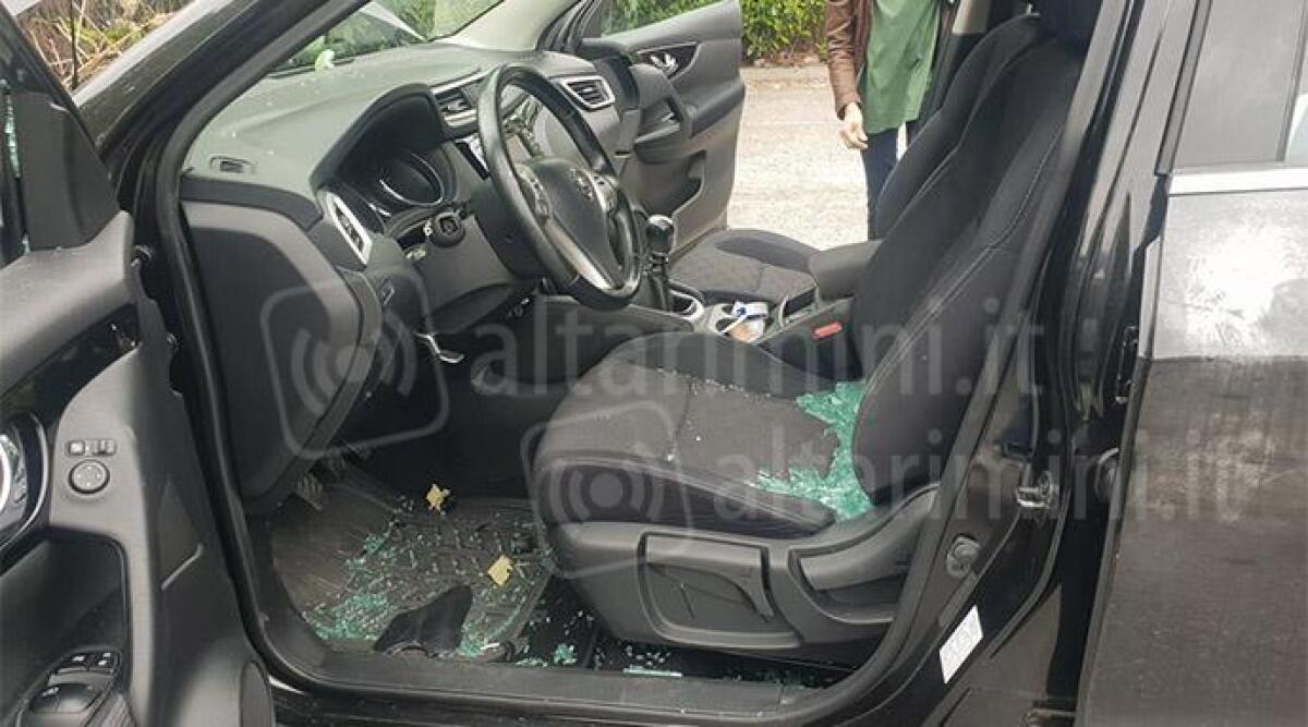 Vandali scatenati sulle auto dei dipendenti dell'ospedale di Rimini: ingenti danni - Le auto danneggiate