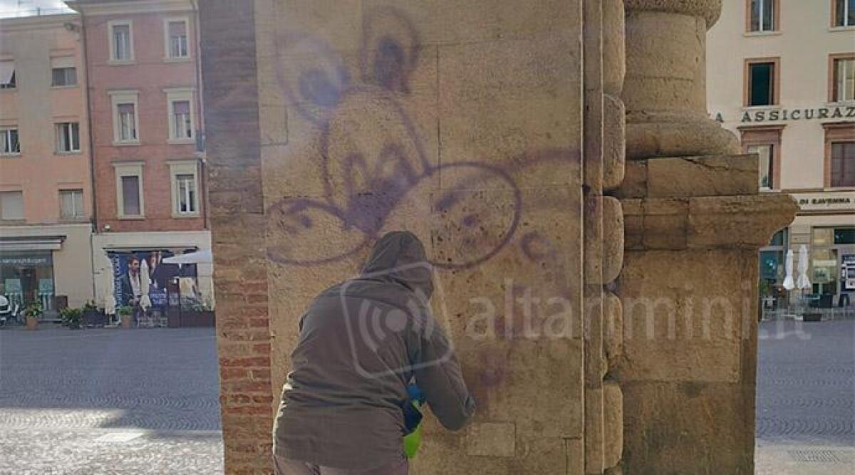 Rimini, operazione pulizia dei monumenti: via le scritte e i graffiti vandalici - La restauratrice in azione in piazza Cavour