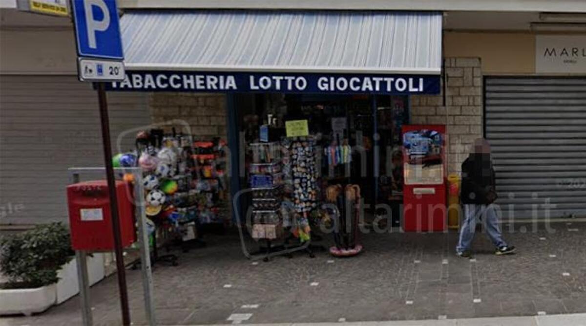 Ladri ripuliscono distributore di sigarette in una tabaccheria di Viserbella - La tabaccheria di Viserbella