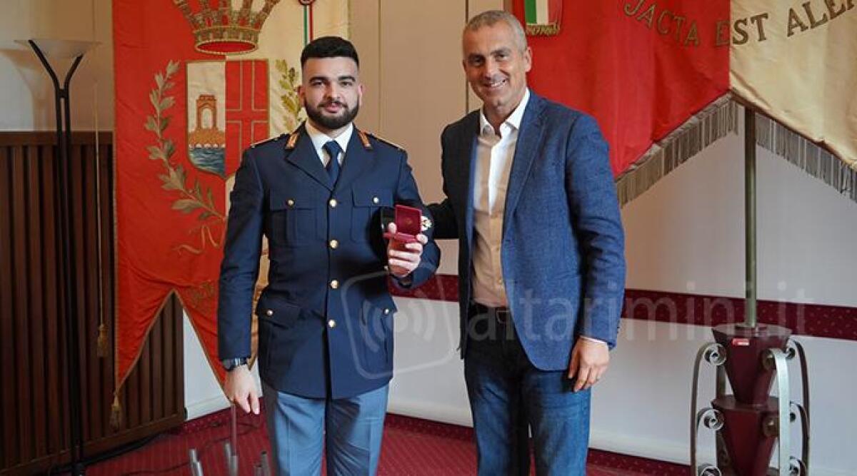 Rimini, il Sindaco ringrazia l'agente di polizia eroe che ha salvato una donna nel porto - Sindaco con agente Antonio Carella