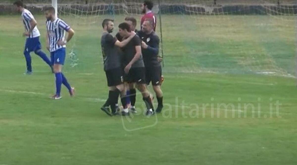 Calcio Promozione, il Gabicce Gradara si coccola i giovani Ulloa, Gabrielli e Morini - Ulloa abbracciato dai compagni dopo un gol