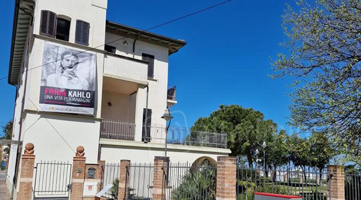 Riccione, prosegue il magico mondo di Frida Kahlo nella mostra a Villa Mussolini - La mostra 'Frida Kahlo
