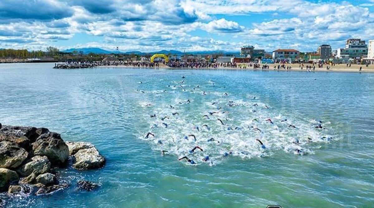 Il triathlon torna a Gatteo con la prova sprint e Olimpico, 350 gli atleti in gara - La partenza della scorsa edizione