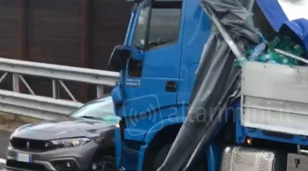 Collisione tra auto e camion sull'A14 nei pressi di Cattolica: nessun ferito grave - Il luogo dell'incidente