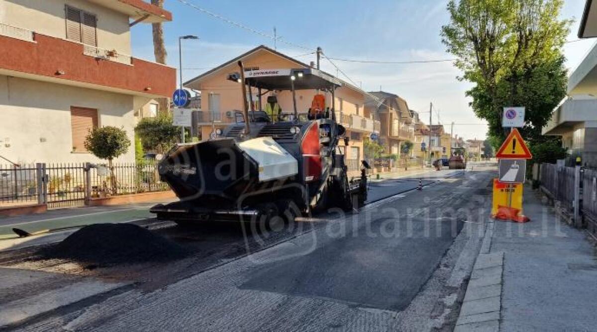Riccione, al via i cantieri per i nuovi asfalti in numerose arterie a mare della ferrovia - Lavori sulle strade a Riccione
