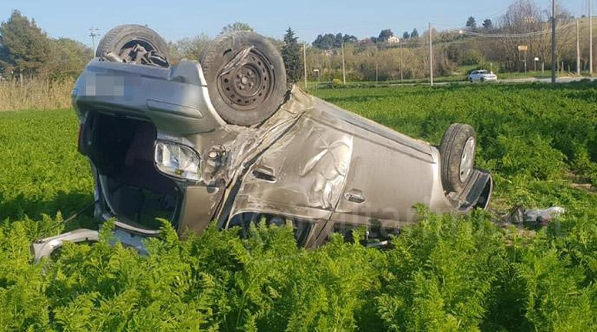 Auto di due giovani esce fuori strada: pauroso cappottamento - L'auto incidentata