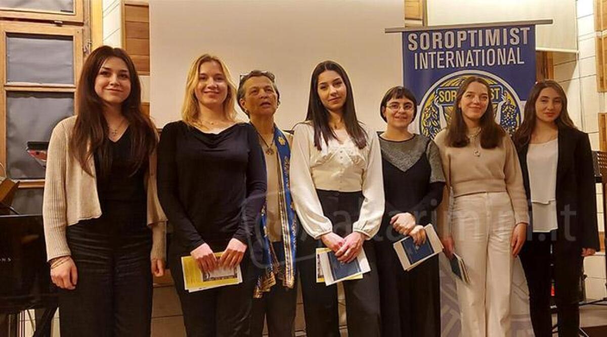 Giovani talenti della musica in concorso al Lettimi di Rimini - Alcune concorrenti insieme ad Anna Maria Balli