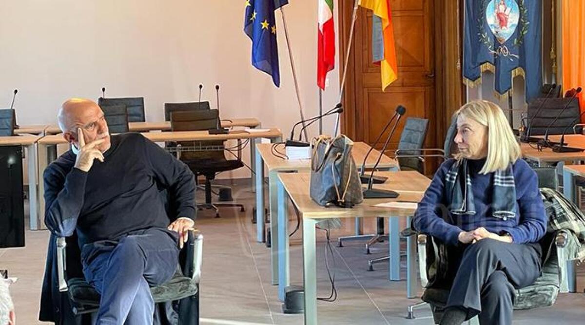 Cattolica, un sostegno per pagare l&rsquo;affitto: ampliato il numero dei beneficiari - Nicola Romeo e la sindaca Franca Foronchi