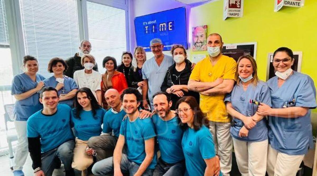 Rimini, una Smart tv al reparto di Chirurgia Generale dell’Infermi nel ricordo di Francesco - La consegna della Tv