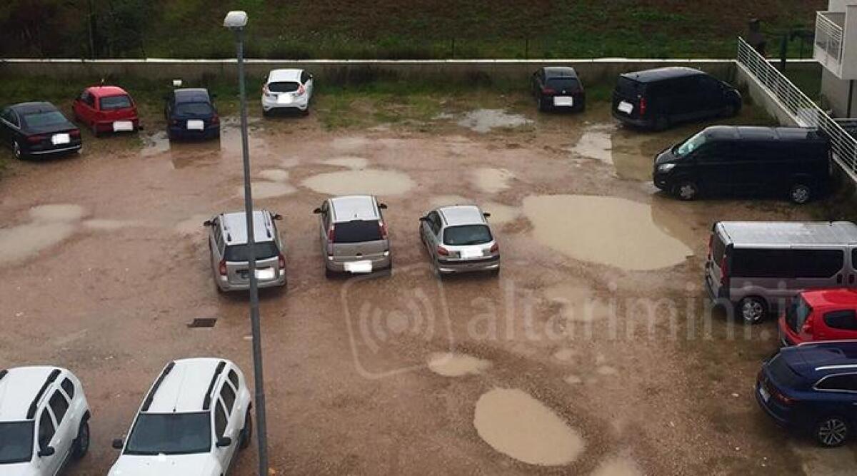 Rimini, finalmente la via De Andr&eacute; avr&agrave; il parcheggio asfaltato e il verde sistemato - Il piazzale che dovrebbe essere asfaltato. NOTA: la foto risale al febbraio 2020