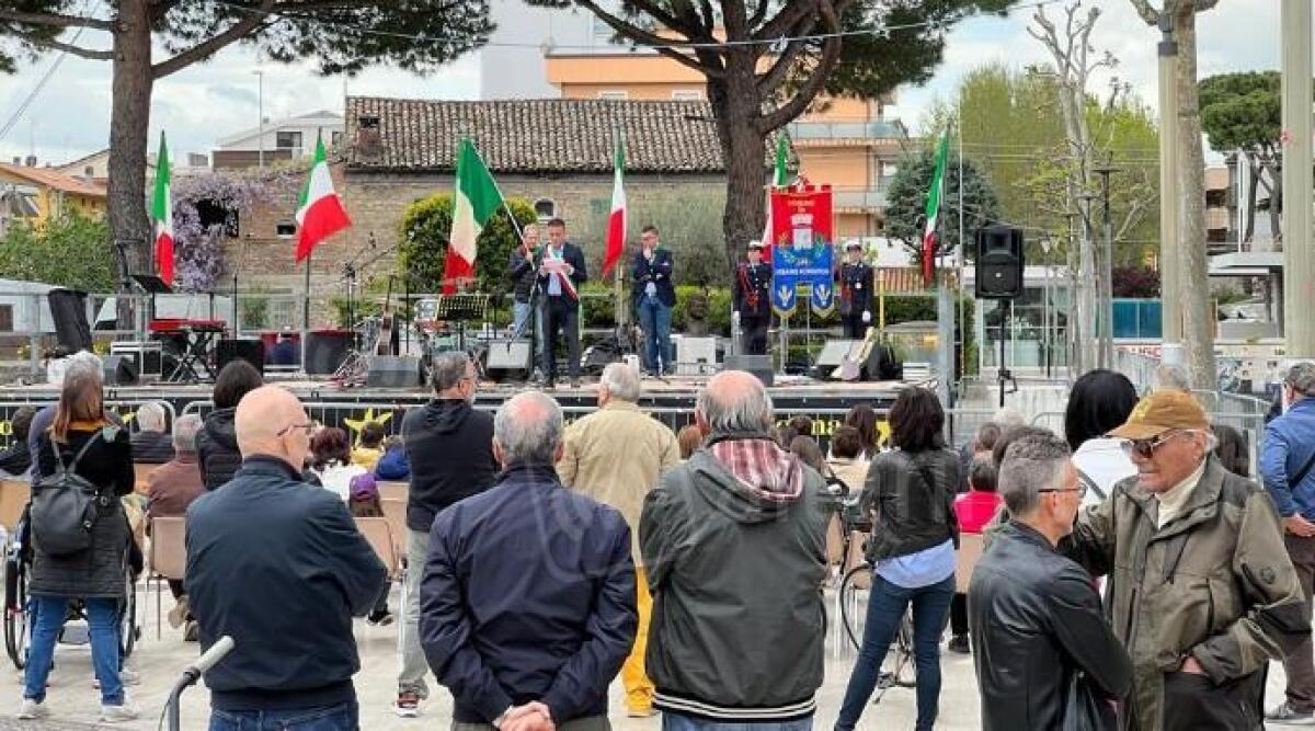 Misano Adriatico, sentita celebrazione del 25 aprile tra letture e musica - Un momento delle celebrazioni