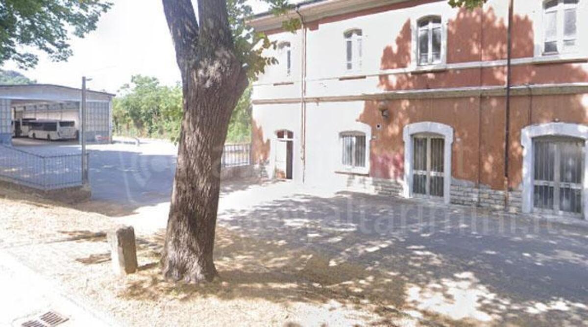 Novafeltria, al via i lavori per nuovo terminal: gli autobus via dalla piazza. Scintille Pd-Zanchini - L'hub degli autobus che sar&agrave; sottoposto a riqualificazione