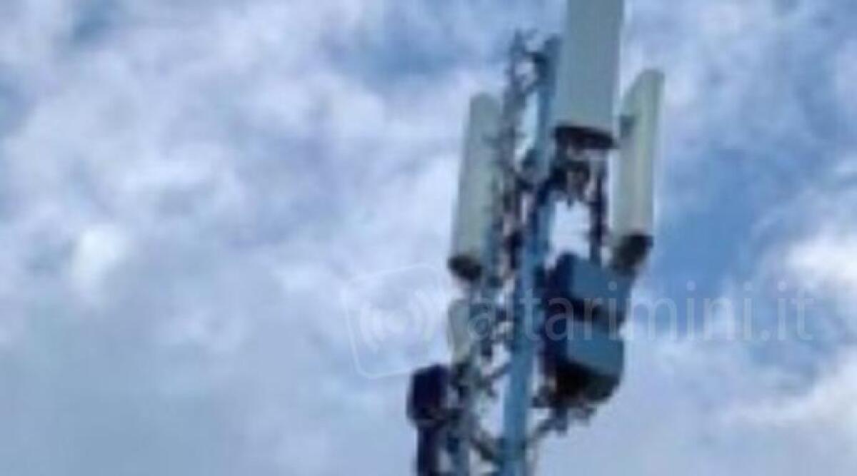 Rischio caduta antenna Iliad a Riccione: tecnici chiamati a intervenire per la messa in sicurezza - I tecnici dovranno tornare lunedì per fare una verifica della conformità sismica
