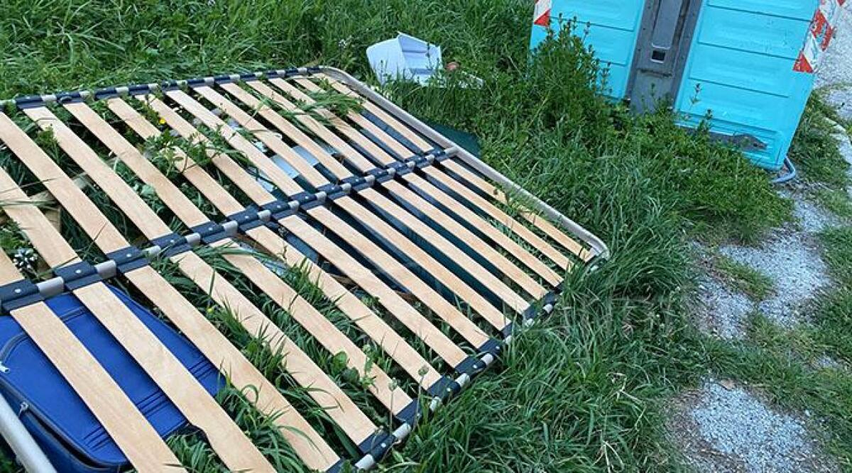 Novafeltria: rifiuti abbandonati fuori dai cassonetti, in mezzo anche reti da letto - Degrado via Raggiolo