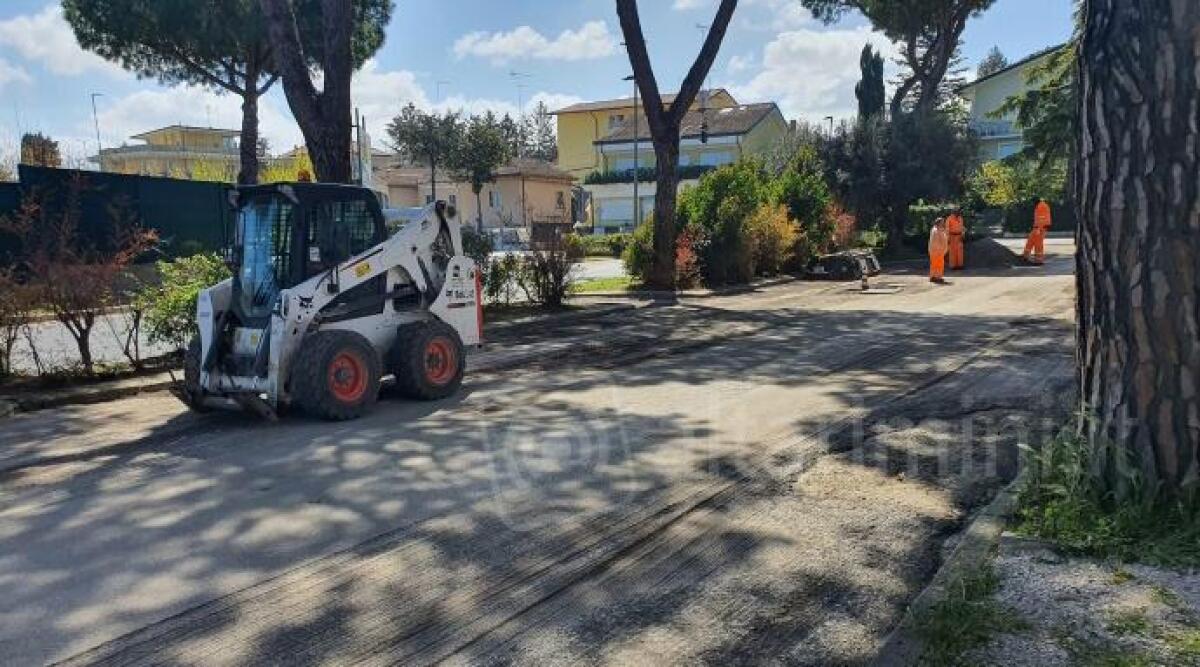 Riccione, nuovo asfalto in viale Veneto: al via i lavori che proseguiranno per tutto il mese - Lavori asfaltatura