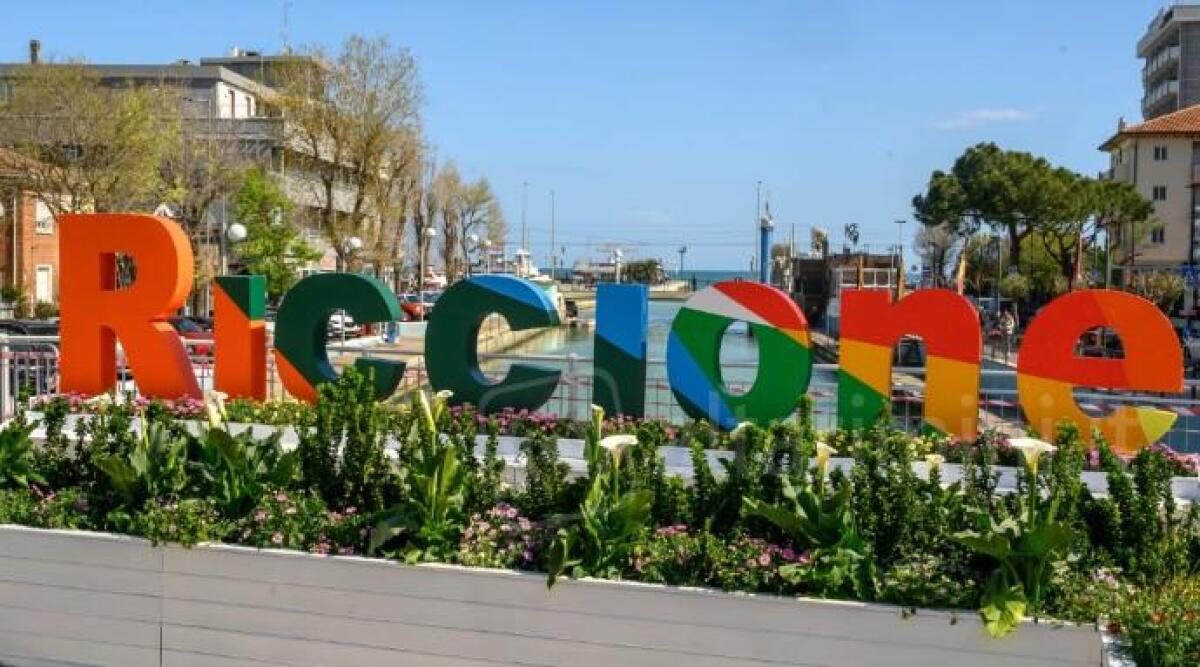 A Riccione musica, sport, cultura e benessere: gli eventi di Pasqua nella Perla Verde - Riccione in versione primaverile - grafica di Luca Sarti