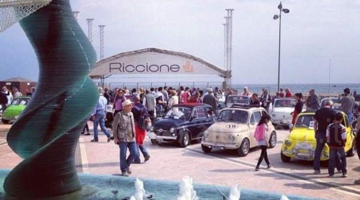 Tutto pronto per il raduno delle 500 in piazzale Roma a Riccione - Le auto in piazzale Roma