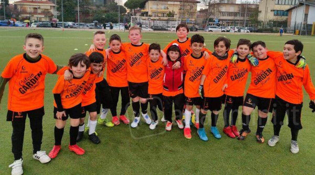 Calcio, Garden: la squadra di Terza vince ancora in rimonta. U16 in lotta per la seconda fase - La squadra 2014 del Garden. In gallery: la squadra di Terza esulta