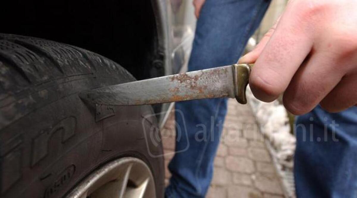 Verucchio, pneumatici tagliati alle auto parcheggiate: anche alla Fiat Panda del Comune - Foto di repertorio