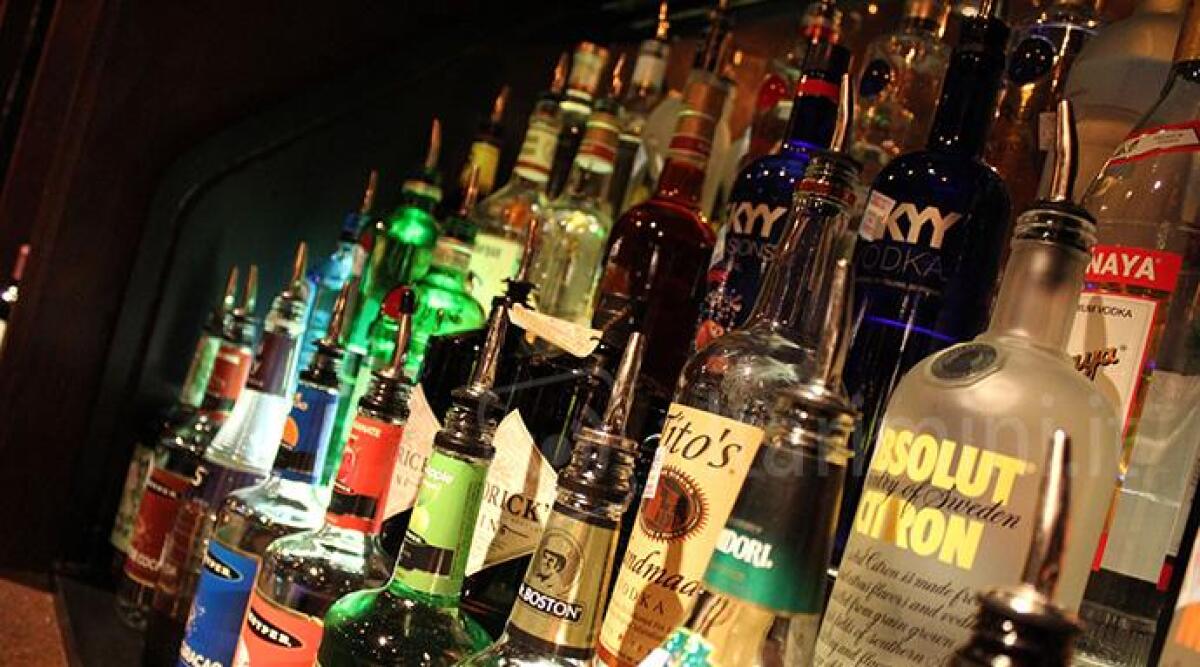 Minorenni sorpresi a bere alcol nel locale: per il titolare scatta la denuncia - Foto di repertorio