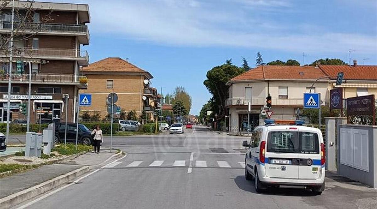 Semaforo guasto tra la statale Emilia e via Montevecchi - L'incrocio tra le vie Emilia e Montevecchi