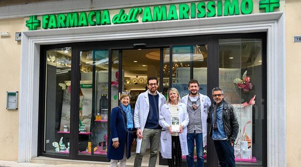 Un punto di riferimento per la salute dei riccionesi: la Farmacia dell'Amarissimo diventa Bottega Storica - Riccione consegna la targa di Bottega Storica alla 'Farmacia dell'Amarissimo'