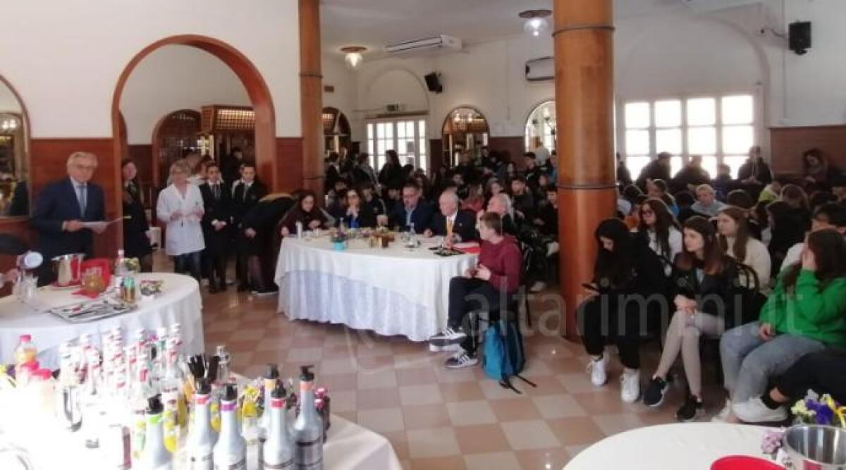 Barman’s got talent 2023: il concorso interno dell’Alberghiero premia tre studenti - Un momento del concorso