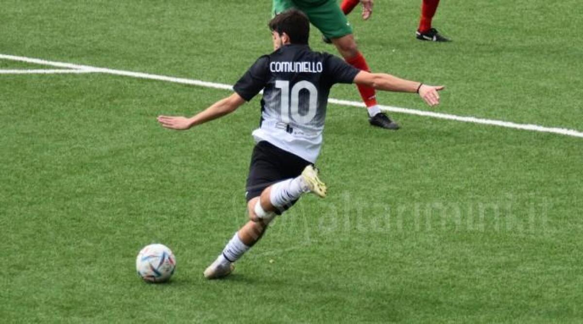 Calcio RSM, hurr&agrave; con doppietta di Comuniello: il Murata sogna i playoff - Andrea Comuniello in azione