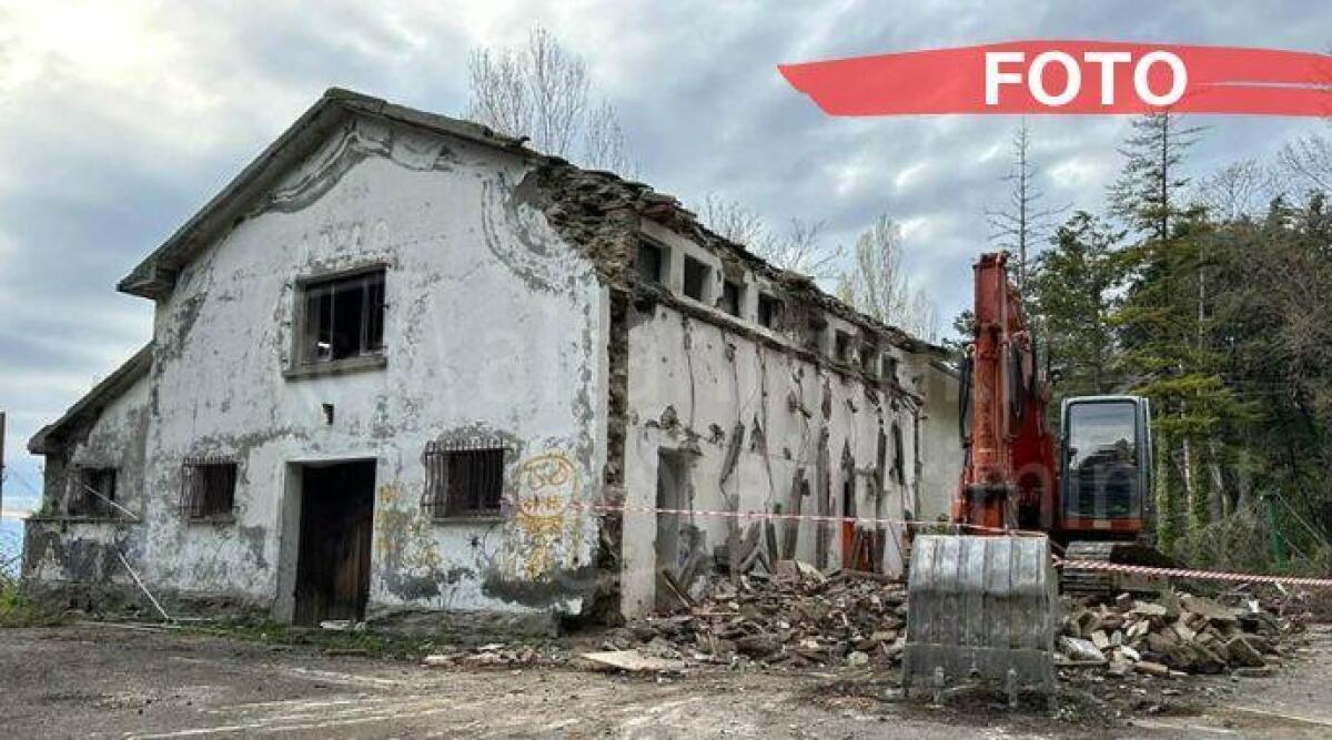 Perticara, ruspe in azione sul vecchio museo. Sindaco: "Sul futuro dell'area valuteremo con i cittadini" - Ruspe in azione nell'area dell'ex museo di Perticara