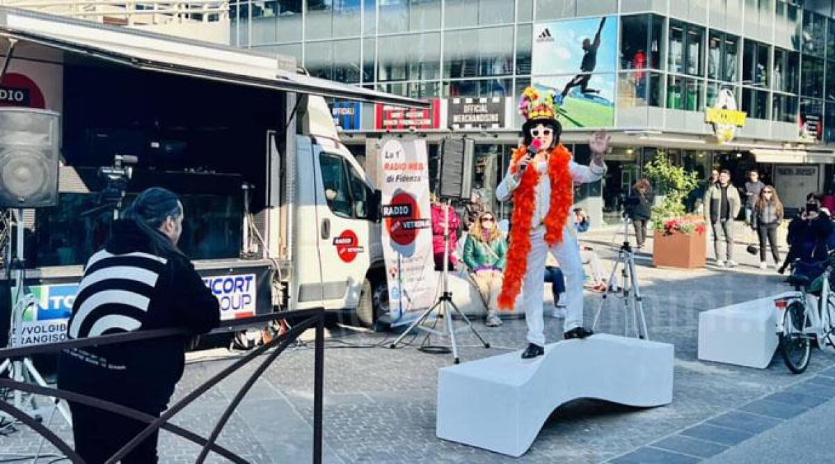 Gli alunni della Karis in visita al loro albero Natalino, l'iniziativa di Riccione Alba - L'intrattenimento di Riccione Alba durante le ultime festivit&agrave; pasquali