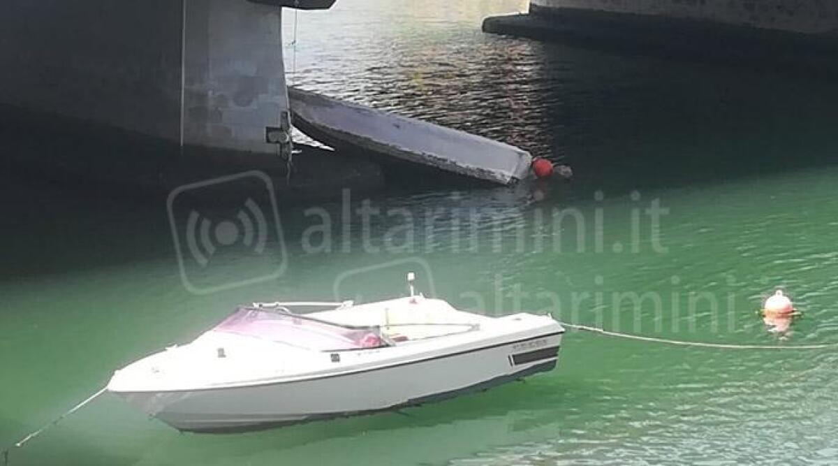 Segnalazione del lettore: 'Stop degrado delle imbarcazioni abbandonate sotto il Ponte dei Mille' - Foto del lettore