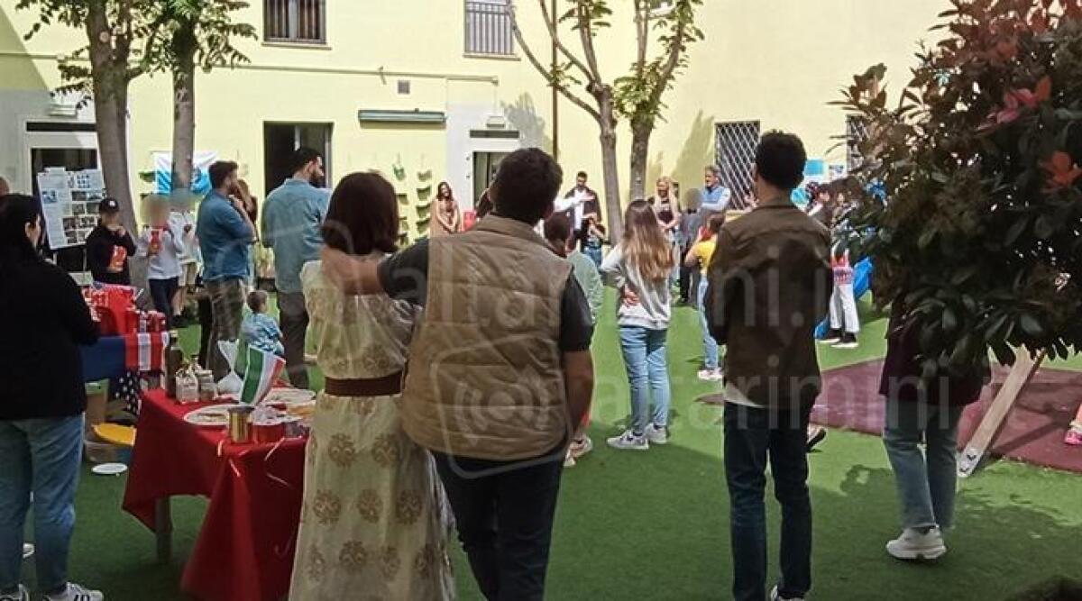 Successo del primo ISR International Day: una festa di culture e inclusione - Le famiglie riunite nel giardino della International School of Rimini