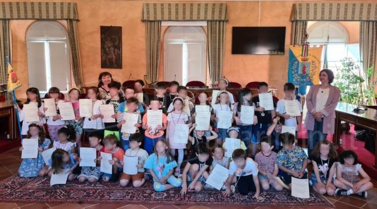 Piedibus a Santarcangelo, bambine e bambini premiati in Municipio - Gli alunni ricevuti in municipio