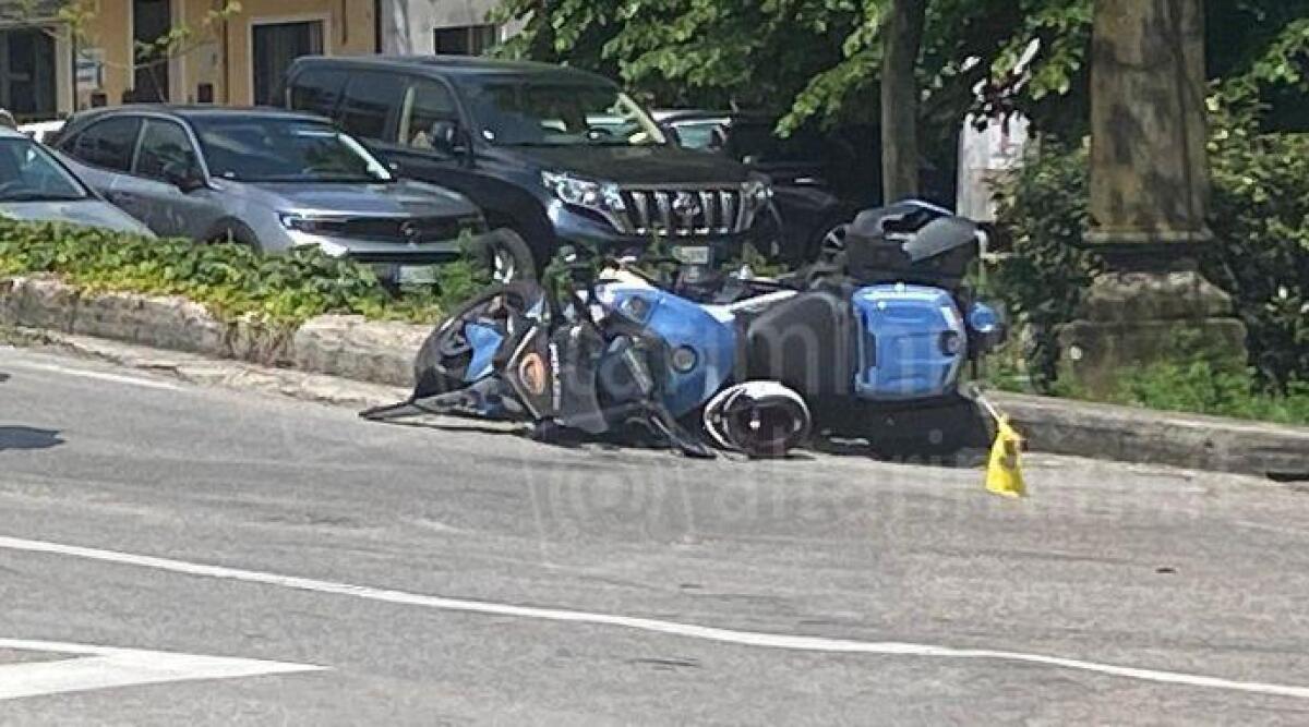 Moto della Polstrada contro auto a Novafeltria - I mezzi coinvolti nell'incidente