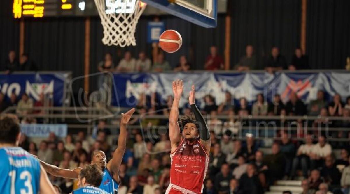Basket A2, RivieraBanca espugna Treviglio in gara1 dei quarti playoff (73-84) - Jazz Johnson in azione