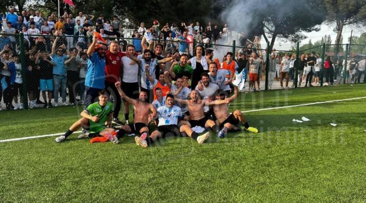 Calcio Prima, il Bellariva sale in Promozione: ha espugnato Morciano 1-2. Esplode la festa - Il Bellariva festeggia la promozione in Promozione