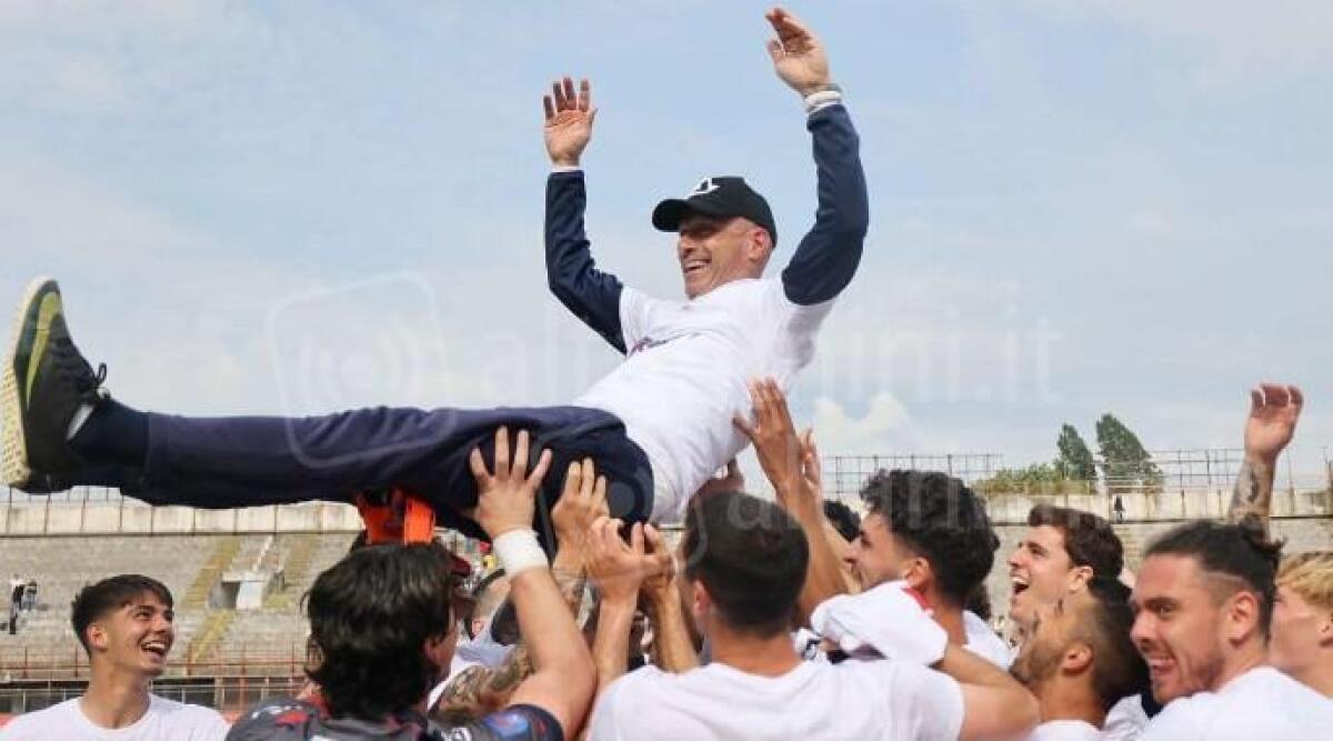 Calcio D, l'ex Rimini Arnaldo Franzini guida il Lumezzane alla serie C - Arnaldo Franzini portato in trionfo dai suoi gioactori