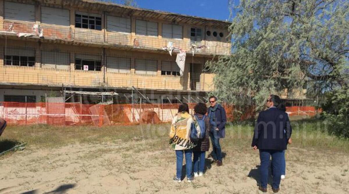 Riccione, il Comune interverr&agrave; sul degrado delle aree esterne alle ex colonie - Il sopralluogo alla colonia Reggiana