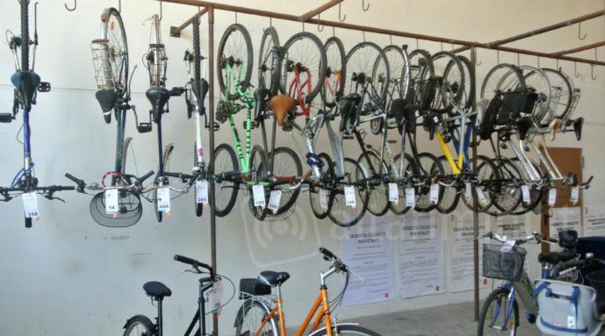 Il Comune di Rimini mette all'asta oggetti abbandonati e smarriti: ecco cosa c'&egrave; in vendita - Bici appese