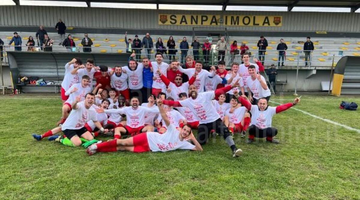 Calcio Seconda: Rimini United promosso. Battuto l'Ubersetto 1-0 al 3' del secondo supplementare - Il Rimini United festeggia in messo al campo
