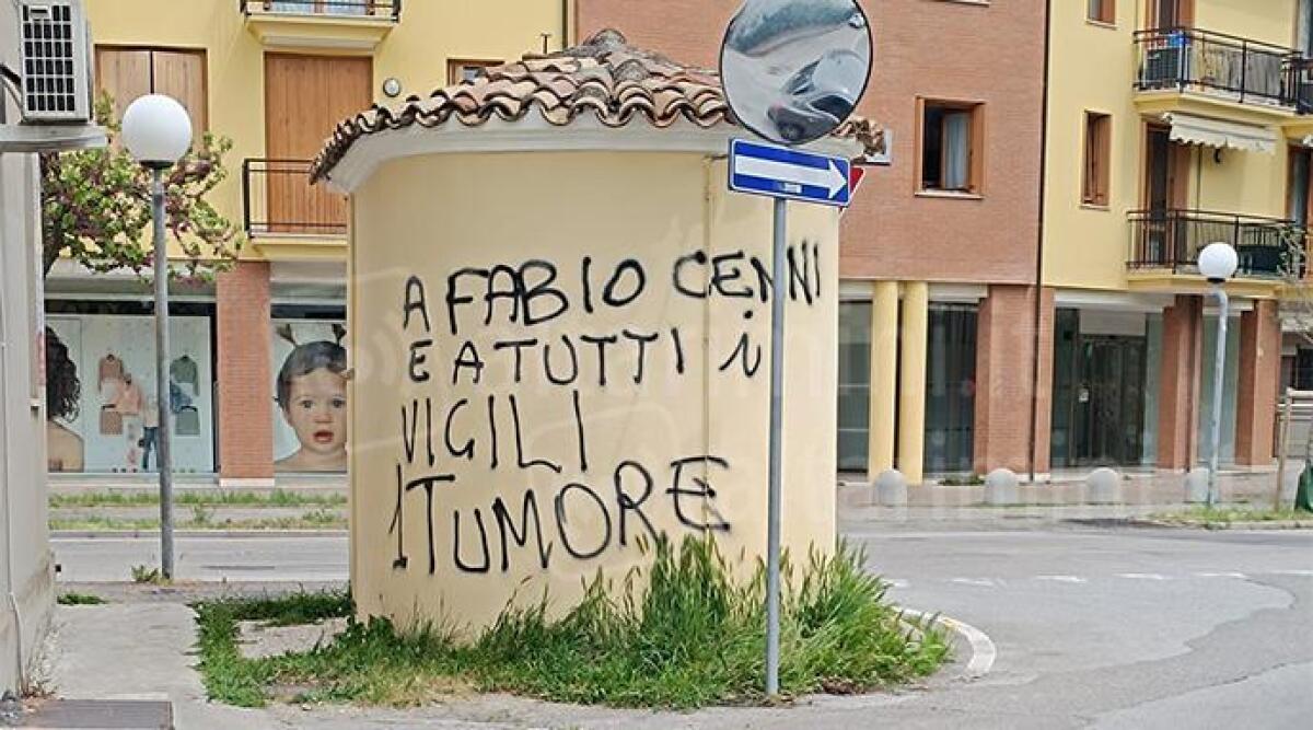 Santarcangelo, celletta votiva deturpata con insulti ai vigili e al comandante - La scritta apparsa sulla celletta votiva