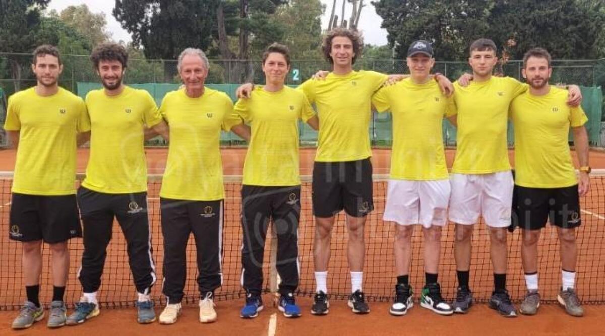 Il Tennis Club Viserba battuto sul filo di lana (2-4) a Brindisi - La squadra del Tennis Viserba