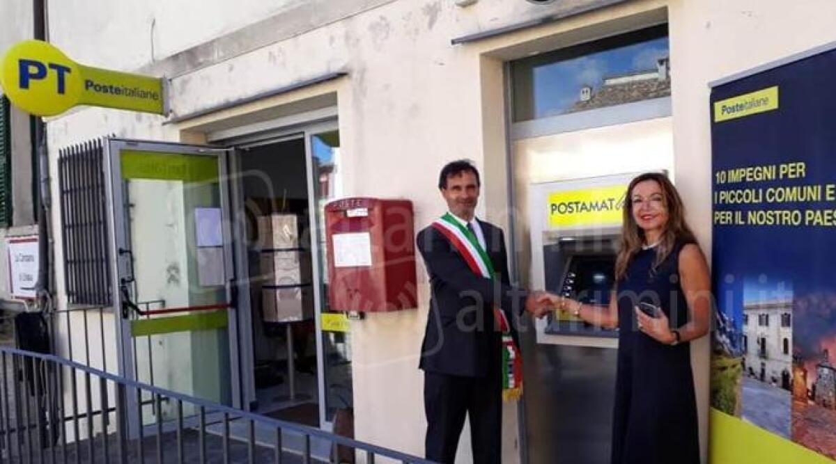 Pennabilli, per lavori ufficio postale chiuso dal 15 maggio al 30 giugno - Il sindaco Giannini davanti all'ufficio postale di Pennabilli ARCHIVIO