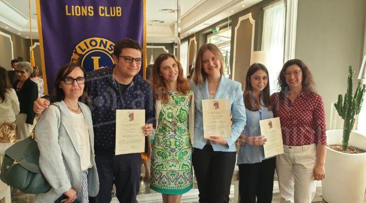 Borsa di studio del Lions Club intitolata a Marvelli per tre studenti riminesi - Gli studenti premiati ed i professori