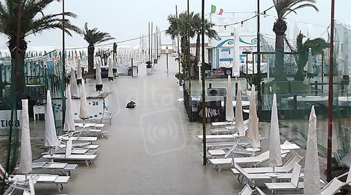 Rimini, stabilimenti balneari allagati. 'Il mare è arrivato vicino alla strada, invasi da rami e immondizia' - I danni al bagno 26 di Rimini