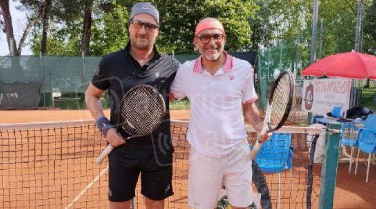 Tennis, al Ct Venustas avanzano Crociati, Giannini, Mitri, Masetti e Ivan Pompili - Da sinistra Stefano Versari e Fabrizio Masetti