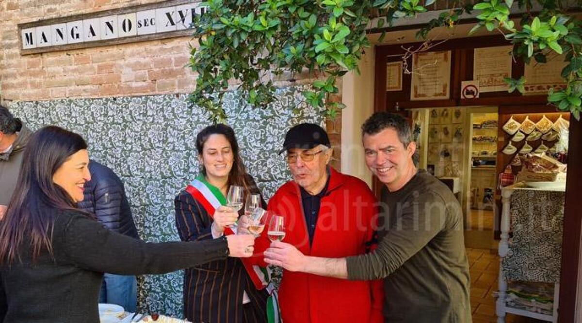 Stamperia Marchi: proseguono le celebrazioni per i 390 anni del mangano - La sindaca Alice Parma alla festa del 17 marzo di consegna della targa di Bottega storica