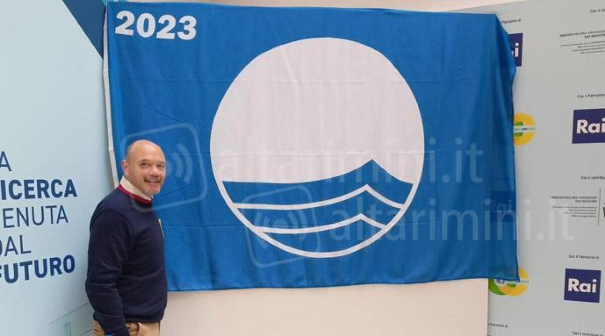 Misano e la gioia per il rinnovo della bandiera blu: 'Grazie ad attente politiche ambientali' - L'assessore Schivardi con la bandiera blu