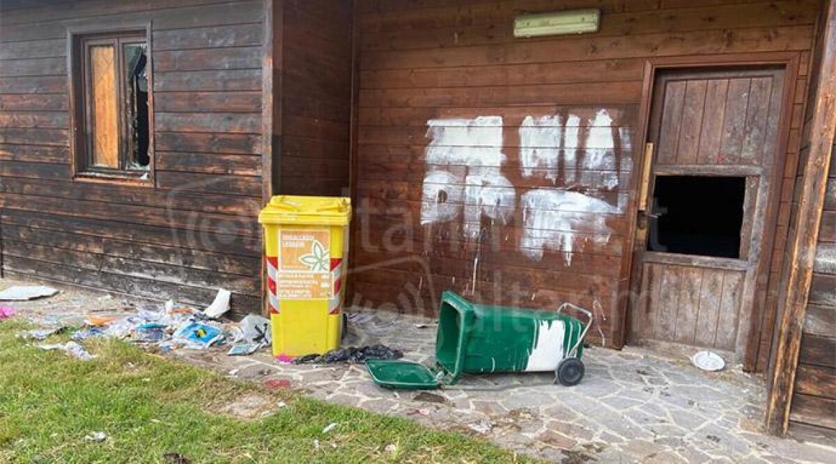 Novafeltria, ex campo da calcio abbandonato al degrado: immondizia e vandali - Degrado negli ambienti dell'ex stadio Comunale di Novafeltria (le foto sono state scattate qualche giorno fa)